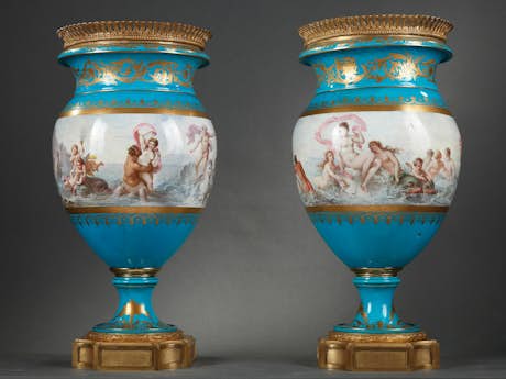 Paar repräsentative Vasen mit maritimem Dekor